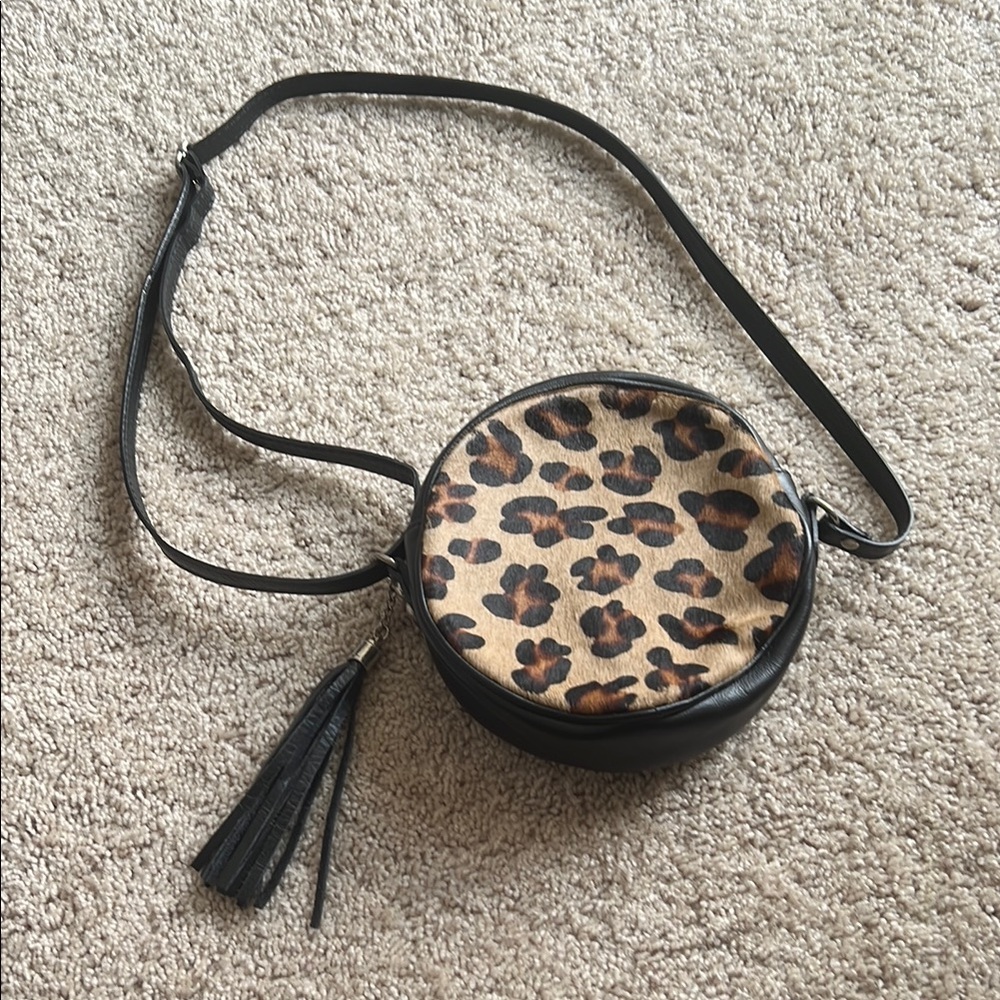 Chic Leopard Print Crossbody Bag with Black Accents
